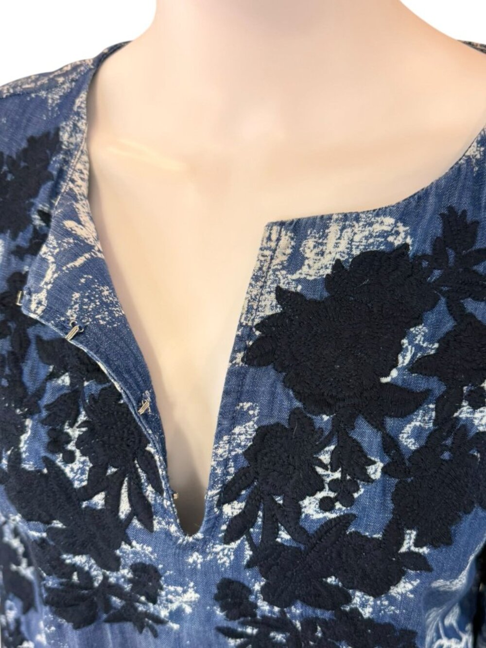 Chico's Blue Chambray Floral Embroidered Blouse Size M K0852 - Picture 6 of 10